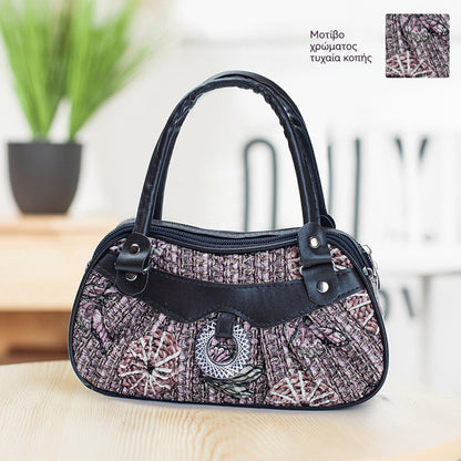 Μικρές τετράγωνες τσάντες κατάλληλες για μεσήλικες και ηλικιωμένες γυναίκες, όπως πορτοφόλια για κέρματα, θήκες για κλειδιά και θήκες για κινητά τηλέφωνα.