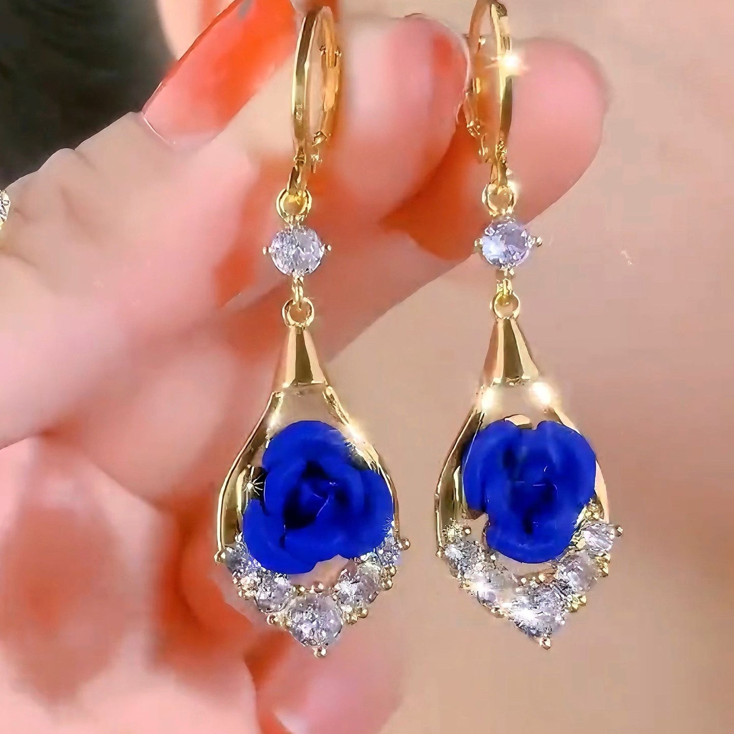 ✨Ειδική προσφορά【Αγοράστε 1 και πάρτε 1 δωρεάν!】🌹Πολυτελή και κομψά σκουλαρίκια με τριαντάφυλλα διακοσμημένα με διαμάντια