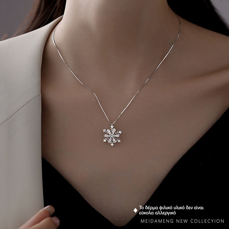 🔥😍【Αγοράστε 1 Πάρτε 1 Δωρεάν】💎Κολιέ με νιφάδα χιονιού και περιστρεφόμενο μενταγιόν, μια πινελιά πολυτέλειας, υψηλής ποιότητας και ένα δημοφιλές κομμάτι.